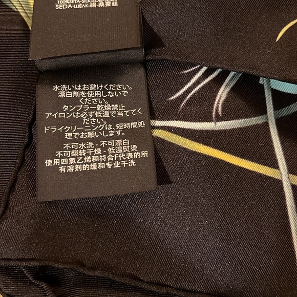 Pristine Gucci 100% Silk Scarf - Picture 3 of 7